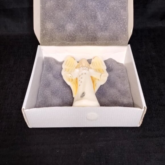 Fenton The Gloria Angel Nativity Figurine First Edition Signed Hand Painted - Picture 16 of 16